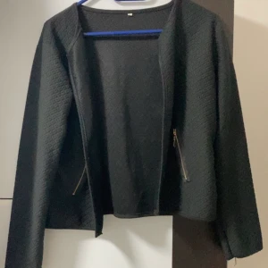 Kofta  - Helt ny, oanvänd. Det står XL men passar L och M