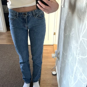 Jeans från Jordache - Low waist jeans från Jordache. Byxorna är i gott skick däremot är märket vid midjan lite slitet. 