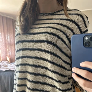 Randig stickad tröja - Superfin svart vit randig tröja från zara! 