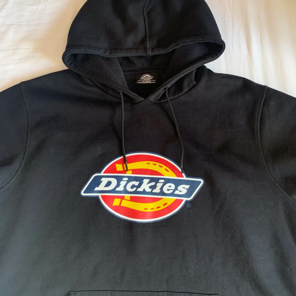 Dickies-hoodie i stl XL. Använd 3 ggr, tvättad. Fint skick. Inga noppor. Byter endast mot likadan hoodie i hyfsat skick men i mindre storlek. Möts endast upp i Stockholms län, helst Södertälje. Hoodies.