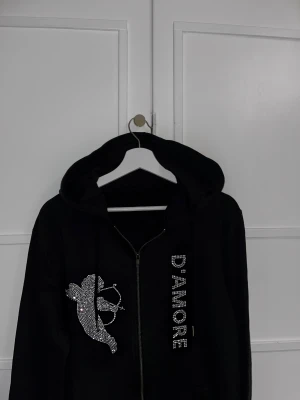 D’AMORE UF ZIP UP  - UF företag! Limiterade zip up hoodies med rhinestone tryck, Begränsat antal! Bara 1 kvar!!!!! Frakt är inkluderat i priset! 