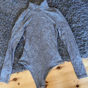 Body med polokrage  - En body från SHEIN, aldrig använd  Säljes pga att den bara ligger i garderoben och aldrig används
