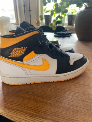 Jordan 1 - Här säljer jag ett par jätte snygga jordan 1 mid med ett jättefint skick, Andvänd ett fåtal gånger 