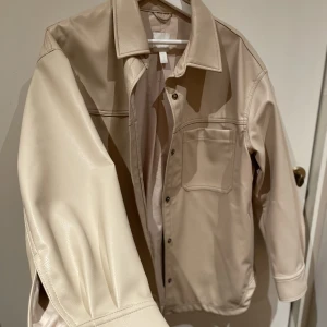 Skinnjacka - Skinnjacka från HM i veganskt läder. Supersnygg oversized passform!