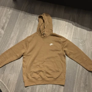 Nike Hoodie - Nike hoodie, skick 8/10 använd 3 gånger hänger bara här hemma används inte längre, väldigt skön. Säljer den för 300 och ny pris går den på 629kr på zalando