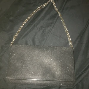 Handväska svart/glittrig  - Denna väska är jättefin och passar perfekt med allt🥰 Den är lite sliten på kedjan men annars ingen annan skada