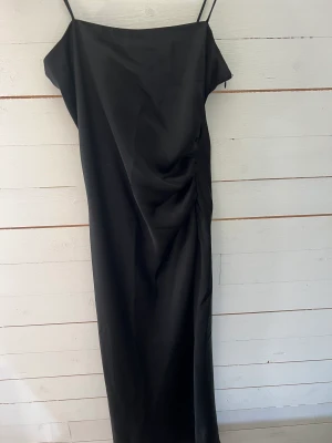 Svart satinklänning - Satinklänning från zara men fin ”scrunch” I midjan och en slit vid vänstra benet. 🖤