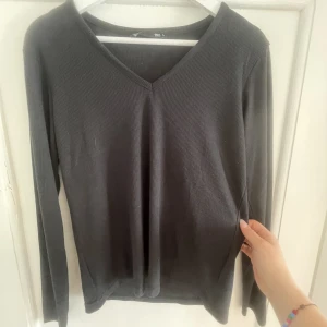 Ribbad kofta - Enkel v-ringad kofta 