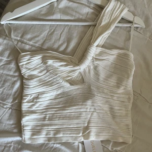 Vit topp - Så fin topp som tyvärr är lite för stor för mig🤍 aldrig använd