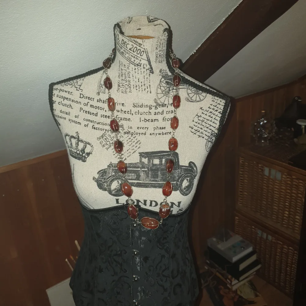 Vackert halsband i fint skick! Karneol skyddar mot avundsjuka, rädsla, hat, hjälper oss att släppa sorg och ledsamheter samt ska hjälpa att ge den som bär på denna ädelsten självsäkerhet! EVENTUELLA PRISFÖRSLAG GÅR BRA❗. Asusteet.