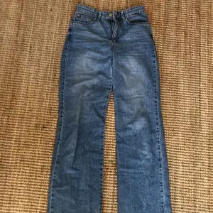 Jätte fina jeans från stradivarius som är i storlek 38, dem är raka hela vägen och jätte sköna, inga defekter förutom att där man lägger bältet har än av dem gått sönder( ser man på tredje bilden) därav priset😊 Men annars inget fel på dem.