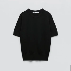 Zara svart baströja  - Jag säljer min helt oanvända zara tröja pga att kvittot är borttappat. Endast testad! Köpte för 279 men nypris har höjts till 299. Kom privat för fler bilder/frågor💞💞