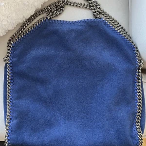 INTRESSEKOLL Stella Mccartney väska - Jag är sugen på att sälja min blåa Stella Mccartney väska! Jag lägger bara upp för att se hur många som är intresserade. Äktenhetsbevis vid efterfrågan! 🥰