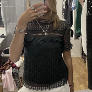 Söt blus / topp grön med spets - Säljer denna eftertraktade topp från zara! Storlek S💕