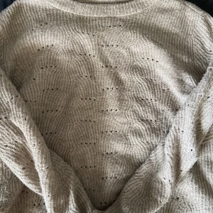 Stickad tröja  - Stickad tröja i beige. Köpt från Only storlek 36/S. Inget fel på den utan bara inte min stil längre (Stockholmsstil) pris diskuteras och skriv för fler bilder osv!!