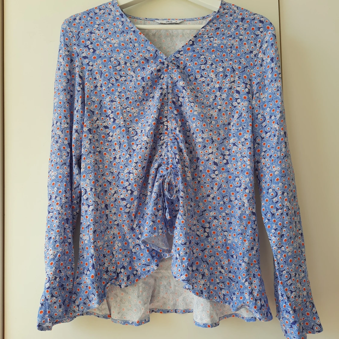 Blommig blus med volanger