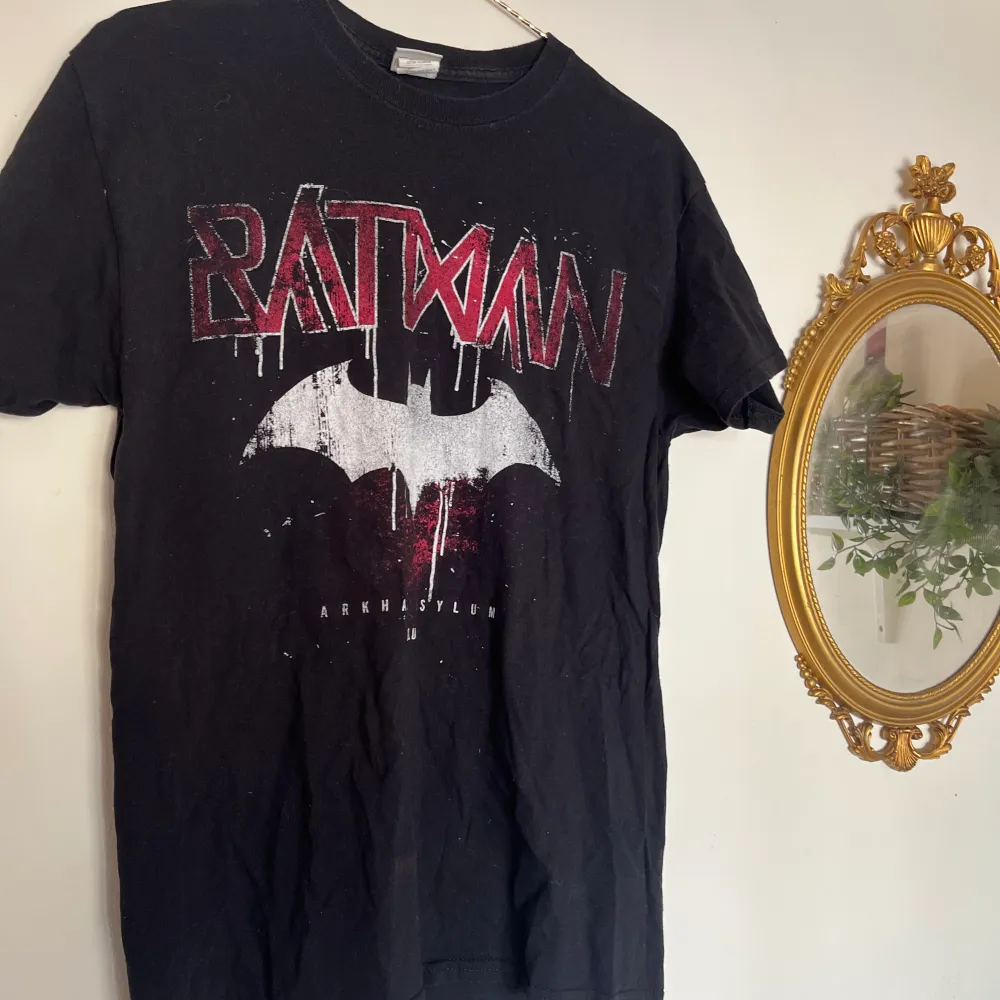Cool Batman tröja me text på ryggen, använd några gånger! Strl M💋🦇. T-shirts.