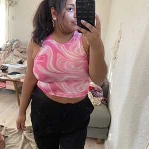 Rosa mönstrad topp - Strl M, använd vid 1 tillfälle, stretchigt material, 150kr💘💘