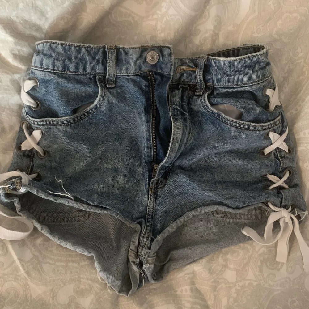 Säljer dessa jeansshorts från hm då jag själv sällan använder dom, strl 36!💗Passar S/M. Shorts.