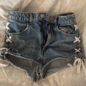 Fina jeansshorts💘 - Säljer dessa jeansshorts från hm då jag själv sällan använder dom, strl 36!💗Passar S/M
