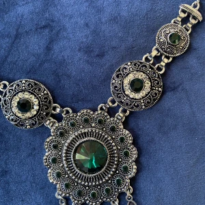 Bohemiskt halsband  - Vackert halsband med gröna rhinestones 