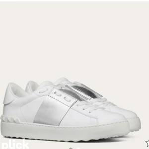 Valentino skor - Hejsan! Säljer dessa då jag vill bli av med dom snabbt, priset går att diskutera vid snabb affär! Skriv privat för mer bilder samt frågor 🥰