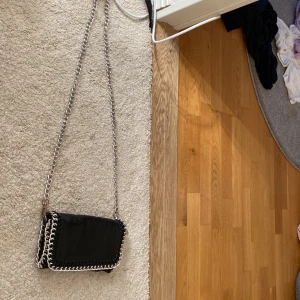Tiamo väska  - Säljer denna tiamo väska knappt använd köpt innan på Plick för 700 kr, kontakta mig ifall du har några fler frågor💞