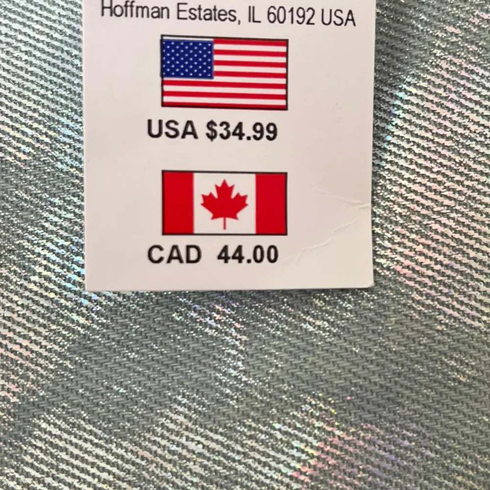 Skimrande Ljusblå ryggsäck. Köpte den i USA för 34 dollar som blir runt  350kr. Är helt ny, så jag säljer den för 299kr. Den har flera fickor inuti❤️skriv till mig för flera bilder. . Väskor.