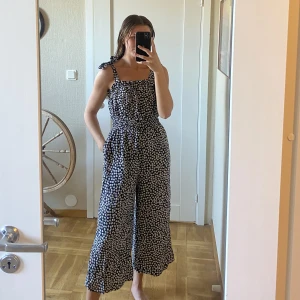 Byxdress  - Helt oanvänd byxdress, svart med vita blommor 💖