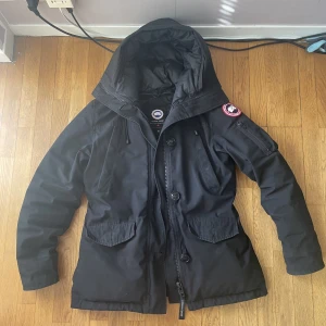 Canada Goose strl M  - Hej!  Köpt jackan för 4 vintrar sedan, haft på mig jackan väldigt få gånger då den vart för stor för mig. Kommer kemtvättas innan utskick. Endast seriösa köpare! 