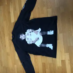 En tröja från Kanyes album rollout för ”Donda”. 