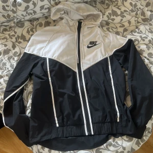 Nike vindjacka - Nike jacka. Använd fåtal gånger så väldigt bra skick. Pris kan diskuteras 