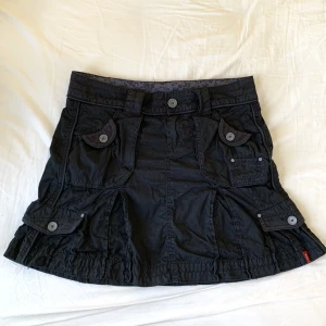 Cargokjol - Använd köp nu! Svart cargokjol från esprit💋 midja:83