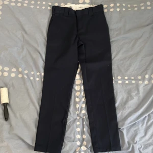 Dickies byxa  - Dickies byxa som är använda en gång. Färgen är mörkblå 