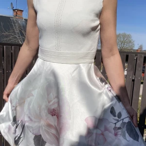 Klänning  - Jag säljer denna helt nya blommiga klänningen som är köpt i London från märket Ted Baker London. Passar perfekt nu till skolavslutningen, balen eller studenten! Storlek 36 men kan även passa 34 eller 38 beroende på hur man vill att klänningen ska sitta. 