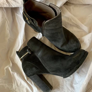 Läderboots   - Svarta klackar i äkta läder med gulddetalj vid hälen. Använda men i bra skick. Jag smörjer och puttsar dem innan jag skickar  🖤