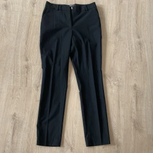 Svarta kostymbyxor - Använda typ en gång. Ganska låga i midjan