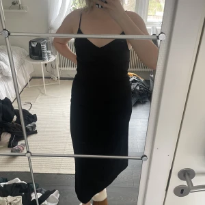 Sommarklänning - Superfin klänning i linneliknande tyg. Slits där bak. ❤️