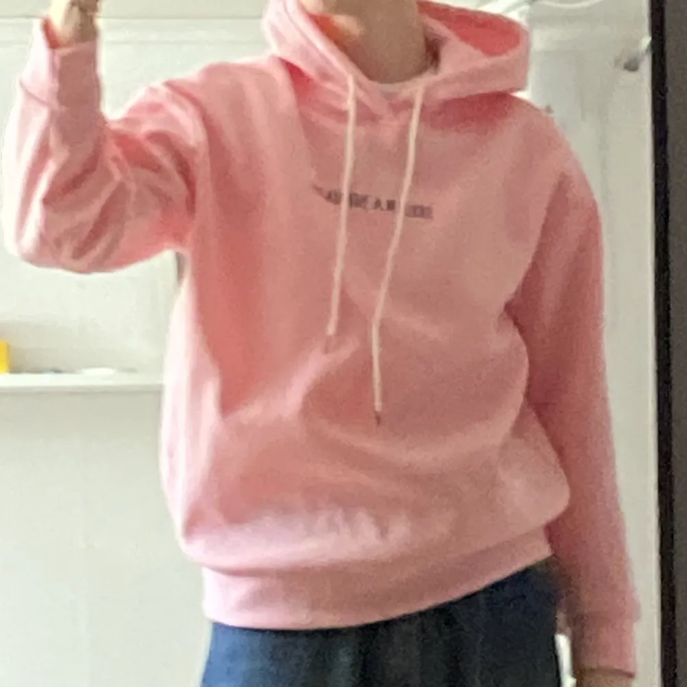 En rosa oversized Shein hoodie som jah köpte secondhand. Aldrig använt så inge slitage eller defekter. Texten står 