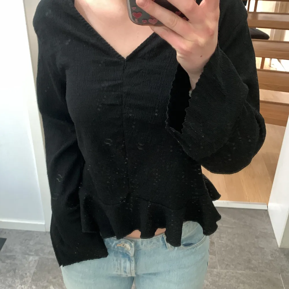 Svart blus/festtopp! Säljer den billigt för att jag har sytt i den lite och klippt vid slutet av ärmarna men det är inget man tänker på när den är på. Skriv vid frågor💗. Puserot.