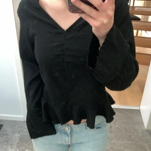 Svart blus - Svart blus/festtopp! Säljer den billigt för att jag har sytt i den lite och klippt vid slutet av ärmarna men det är inget man tänker på när den är på. Skriv vid frågor💗