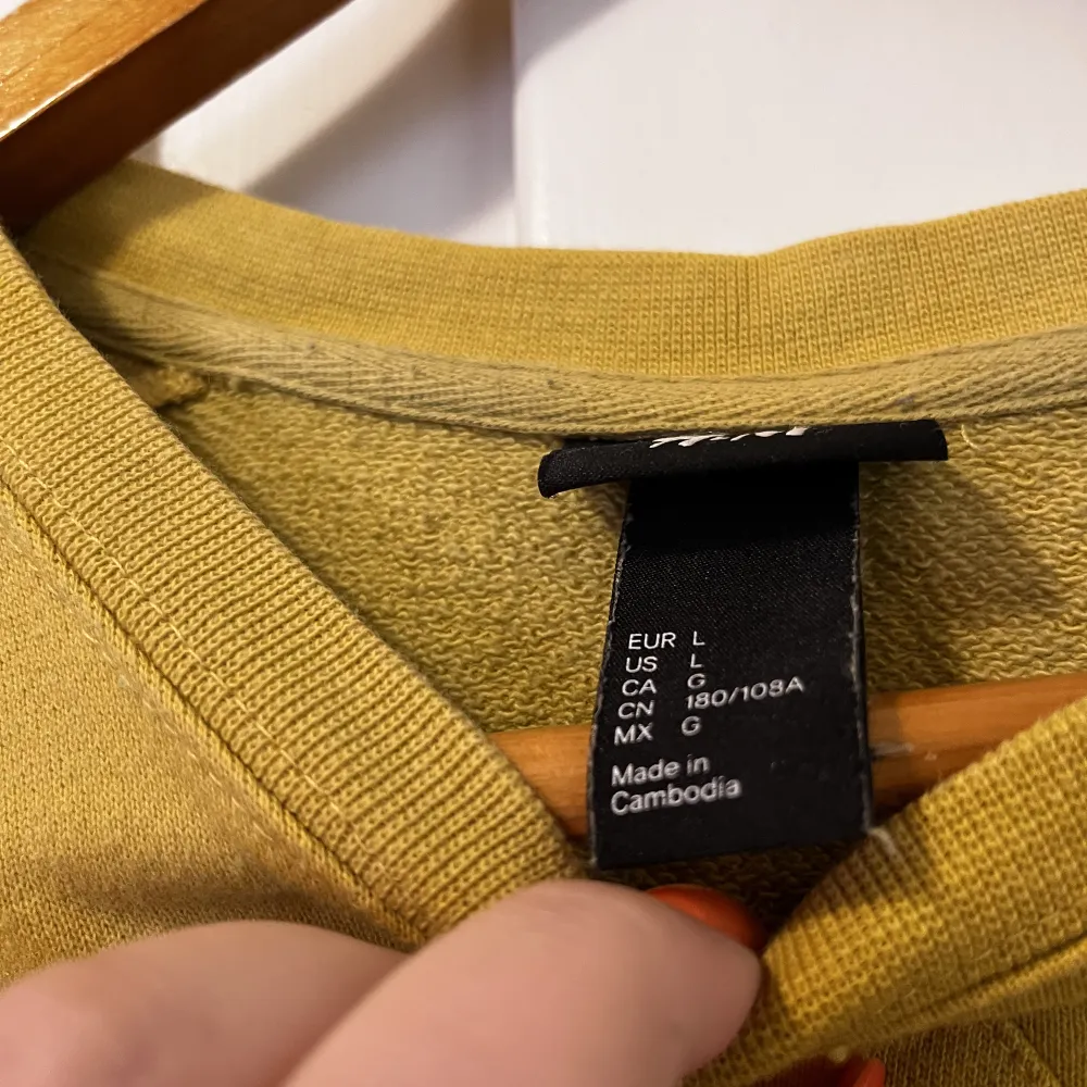 En gul sweatshirt i storlek L, använd få tal gånger, kan skickas med frakt, Swish betalning.. Tröjor & Koftor.