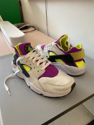 Nike Air Huarache 91 - Använts ett par ggr, väldigt gott skick
