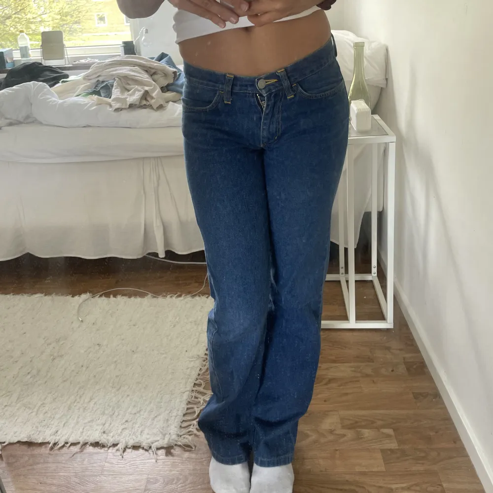Säljer mina lågmidjade super fina jeans, men har för många, hör av dig vid frågor💘det står ingen storlek men skulle uppskatta en 34/36, jag är 167 cm!. Jeans & Byxor.
