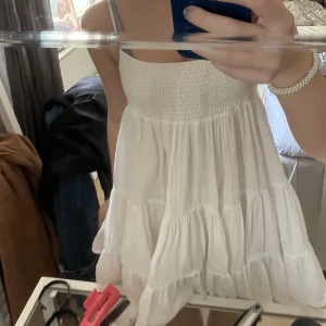 Zara klänning  - Säljer denna klänningen från zara då den ej kom till användning förra sommaren och kommer inte göra denna sommaren heller💗