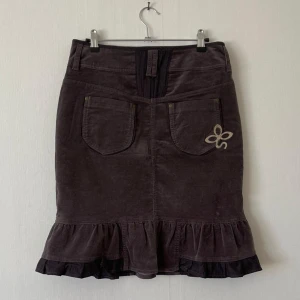 kjol från Soulmate - Kjol från soulmate i storlek 36. Jag tycker att dne passar på M. Aldrig använd. För bara 145kr❤️