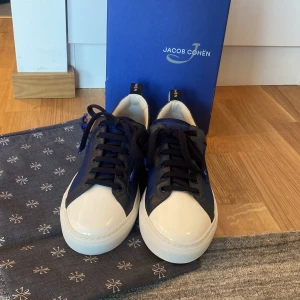 Jacob Cohen EWRY Sneakers  - Helt nya i låda aldrig använda. Medföljer dustbag och låda. Inköpta på NK för 4600kr Storlek 42. Kvitto finns inte.