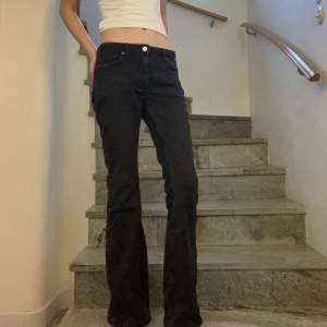 Säljer ett par sjukt snygga bootcut jeans från weekday, då de blivit för korta. Passar på någon som är runt 170. Jätte fint skick!💗(pris går att diskutera)