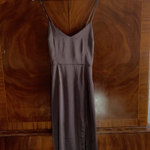Sidenklänning NAKD - Jättefin sidenklänning från NAKD i nyskick. Beställde inför ett event men trivs tyvärr inte i den så den kom inte till användning. Den är därför helt oanvänd och söker ny ägare som kommer få mer användning av den