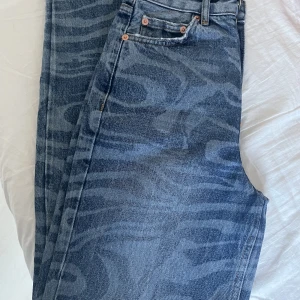 Blå jeans - Säljer dessa jeans ifrån Gina i storlek 34, aldrig använda, högmidjade.